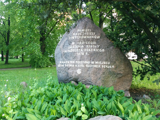 Pomnik 100-lecia Założenia Szkoły im. Czackiego 