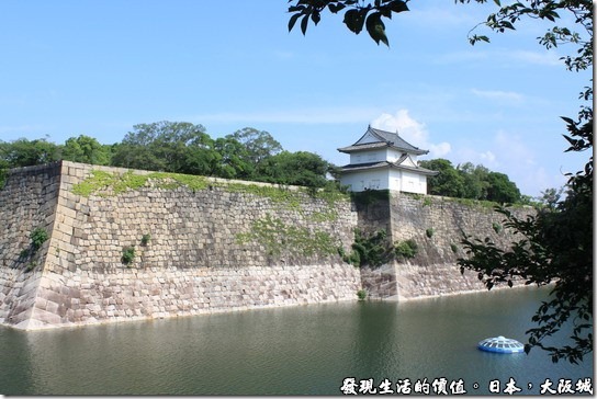 日本大阪城，這是大阪城的第一道護城河與城牆，城牆全是由一塊快得石頭堆砌而成。