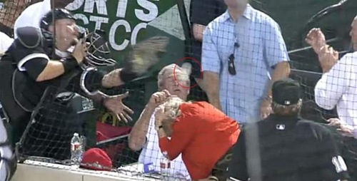 George W. Bush quase é atingido por bola durante jogo de beisebol