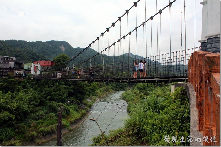 靜安吊橋現在為人行吊橋，也是觀光客們必遊的景點，它就座落在十分寮老街的旁邊，一下十分火車站就可以看到了。