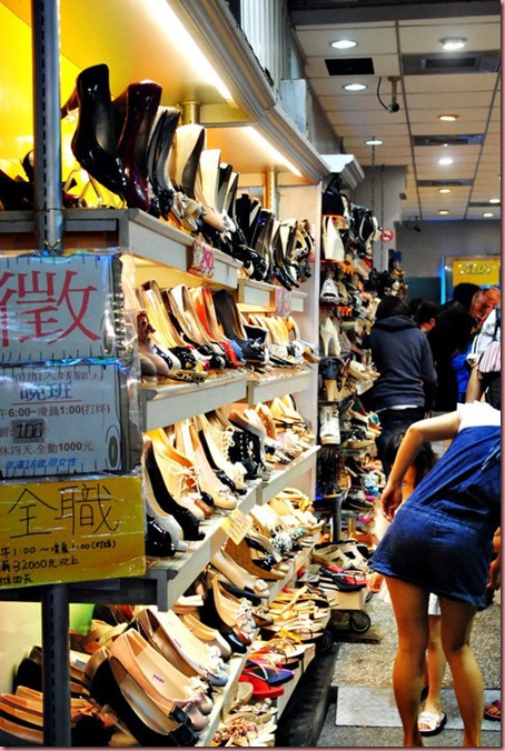 girls at fengchia night market