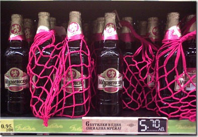Рафт в супермаркет, показващ бутилки "Шуменско" в старовремските мрежи за бутилки