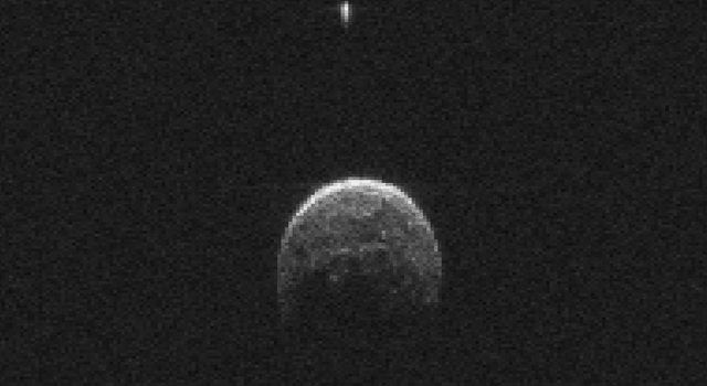 animação do asteroide 2004 BL86 e sua lua