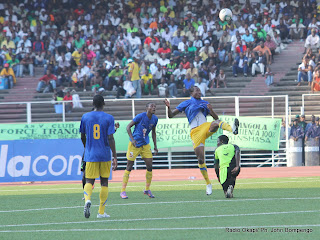 Dégagement du ballon entre les joueurs (V. Club en noire et lupopo en bleu) ce 22/05/2011, au stade des Martyrs à Kinshasa, lors de dans le cadre de Vodacom Super Ligue dont le score final, 2 pour V. Club et 0 pour Lupopo. Radio Okapi/ Ph. John Bompengo