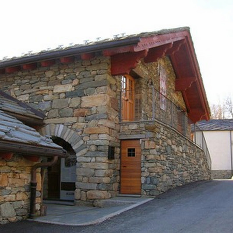 In Valle d'Aosta sono presenti numerosi musei che raccolgono il patrimonio etnografico locale.
