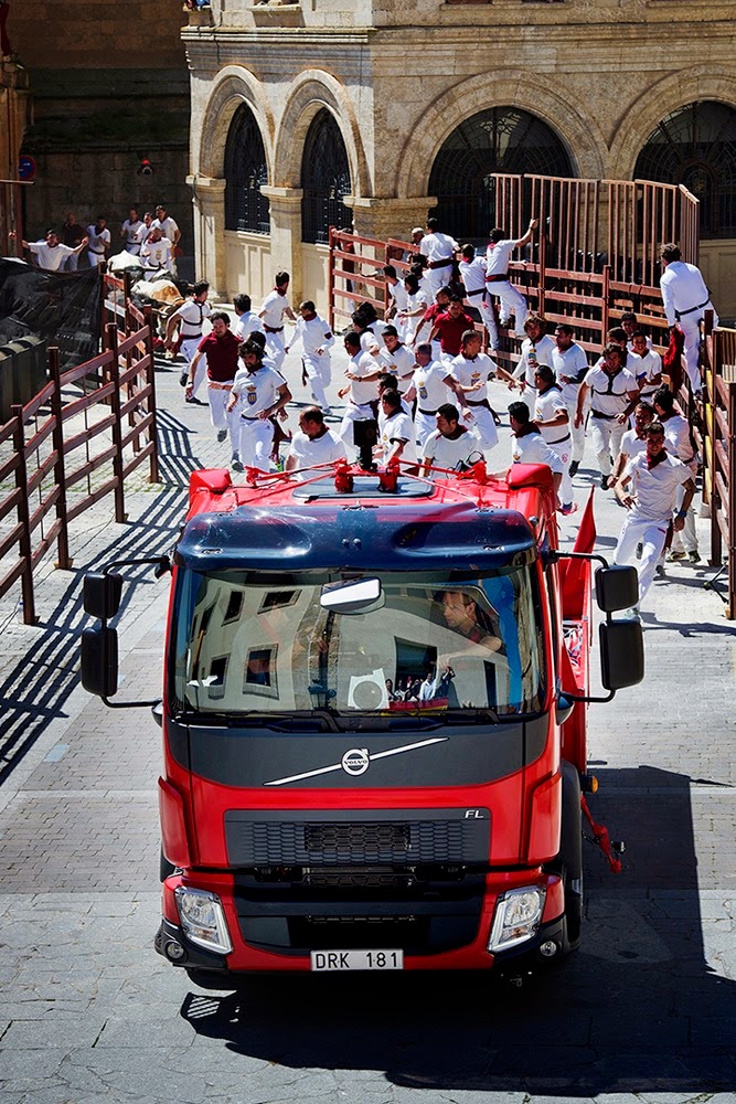 [Volvo-FL-truck-chased-by-bulls-6%255B4%255D.jpg]