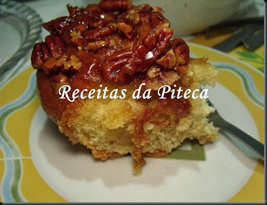Rolos de canela e caramelo de nozes pecãs-fatia Rolos de canela e caramelo de nozes pecãs-fatia