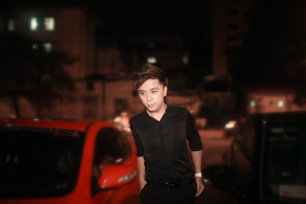 Minh Vương bước ra từ xế sang.png