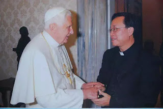 Đức Giáo tông tiền nhiệm Benedictus XVI gặp gỡ Lm Petrus Đặng Xuân Thành Đức Giáo tông tiền nhiệm Benedictus XVI gặp gỡ Lm Petrus Đặng Xuân Thành