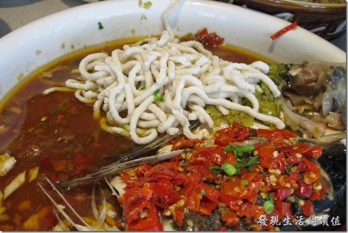 上海-望湘園。這「鴛鴦魚頭」吃得差不多之後，服務員會送上【魚麵】，魚麵就是用新鮮魚漿作成的麵，Q 彈好吃。
