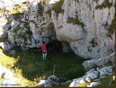 Cueva en el parque natural de Aizkorri - Gipuzkoa