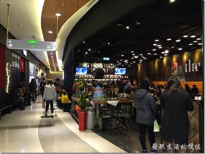 中國信託南港總部A棟二樓已經開放的餐廳，中午時分一位難求，晚上門可羅雀。