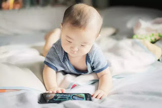 WHO khuyến nghị về vấn đề tiếp xúc thiết bị điện tử với trẻ nhỏ, càng ít càng tốt. WHO khuyến nghị về vấn đề tiếp xúc thiết bị điện tử với trẻ nhỏ, càng ít càng tốt.
