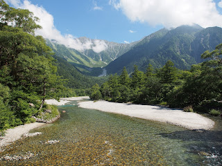 日が昇って河童橋から穂高