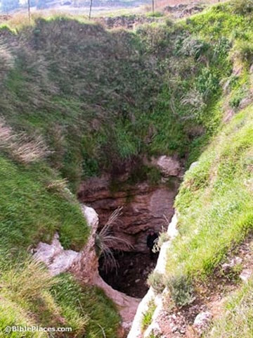 Gezer-watersystem,-tb020404679-bibleplaces Gezer-watersystem,-tb020404679-bibleplaces