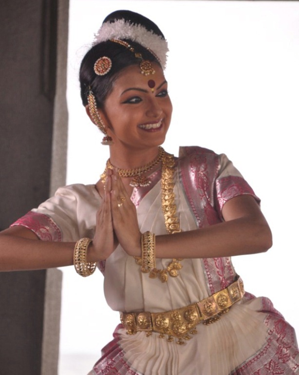 [actress_saranya_mohan_cute_in_arundhati_vettai_movie_stills%255B3%255D.jpg]