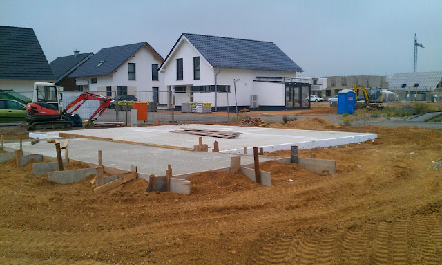 Mediterrane Stadtvilla in Weilerswist: Bodenplatte für die Garage ist