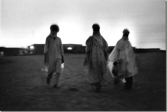 Touaregs, Niger 1975 © Bernard Plossu. Courtesy Galerie Le Réverbère, Lyon