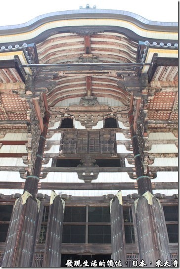 東大寺的大佛殿木造結構氣宇非凡、氣勢雄偉，正面寬57公尺、深50公尺、高47.5公尺，是世界最大的木造建築。