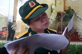 Một nữ cựu chiến binh tìm địa chỉ của đồng đội cũ Một nữ cựu chiến binh tìm địa chỉ của đồng đội cũ