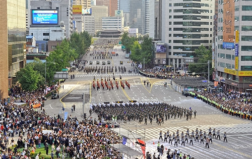 В Южной Кореи прошел масштабный военный парад
