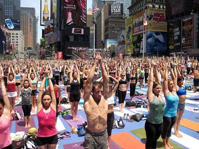 Thousands Perform Yoga at Times Square in New York | Amusing Planet