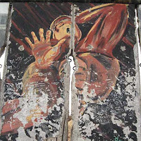 Una galería de 118 artistas Tras la caída del Muro de Berlín el 9 de noviembre de 1989, la ciudad encargó a un grupo de 118 artistas utilizar el telón de la Guerra Fría como lienzo y testimonio de lo sucedido. Para ello se dispuso del kilómetro largo de muro todavía de pie a orillas del río Spree. A lo largo de 1990 nacía la 'East Side Gallery'. O.G. - 2008-10-29