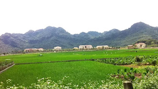 Trại tù Ba Sao, Hà Nam Ninh, Bắc Việt, nơi triền núi phía sau trại tù là nghĩa địa chôn vùi xác nhiều tù nhân cải tạo có gốc từ Miền Nam sau 1975. Trại tù Ba Sao, Hà Nam Ninh, Bắc Việt, nơi triền núi phía sau trại tù là nghĩa địa chôn vùi xác nhiều tù nhân cải tạo có gốc từ Miền Nam sau 1975.