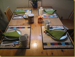 Hanan i Drammen. Frokosbordet er dekket med nye spisebrikker. 3