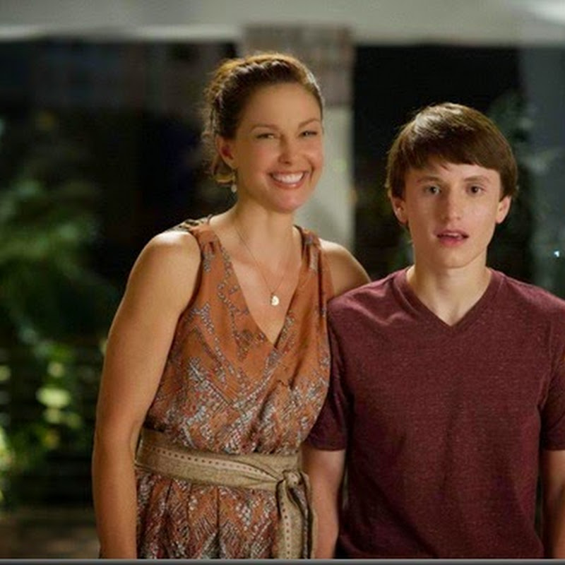 Ashley Judd Balances Maternal Love, Concern in "Dolphin Tale 2"