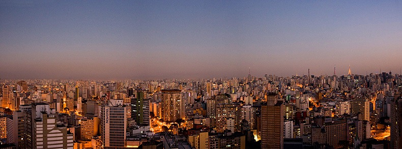 Skyline de Sao Paulo visto do alto do Edifício Copan, Centro [Sao Paulo skyline viewed from Copan Building, downtown]