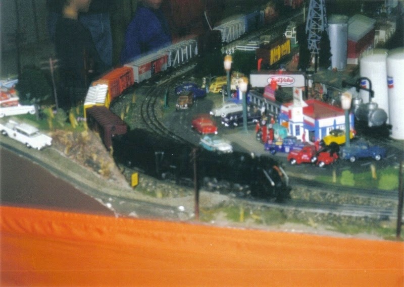 [04-Lionel-Layout-at-GATS-in-Puyallup.jpg]