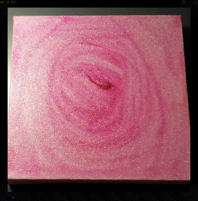 Leinwand einfarbig bemalt als Hintergrund für das Motiv Kleine Leinwand rosa bemalt und mit Glitzer besprüht, das Bild sieht in diesem Zustand aus, wie eine Rose in der Nahaufnahme.