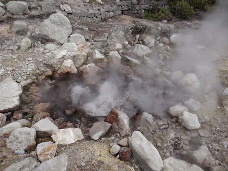 14. Apa fierbinte in Furnas.JPG