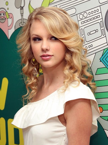 Taylor Swift with beautiful earring