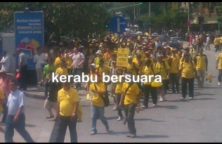 Live Bersih 3.0! Orang ramai sudah memulakan perjalanan. Bersiap!