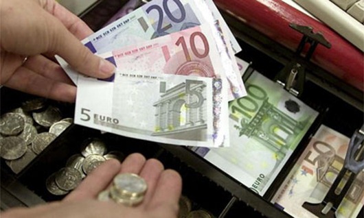 euro-hand-money