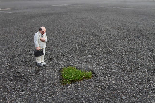 Nantes, France, August 2013. Sculpture by Isaac Cordal. Photo: bellespiecesdumonde.wordpress.com