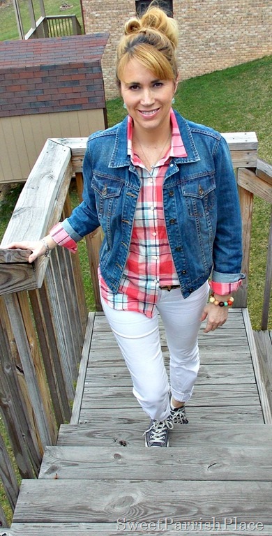 white jeans, plaid button down, denim jacket, Converse1