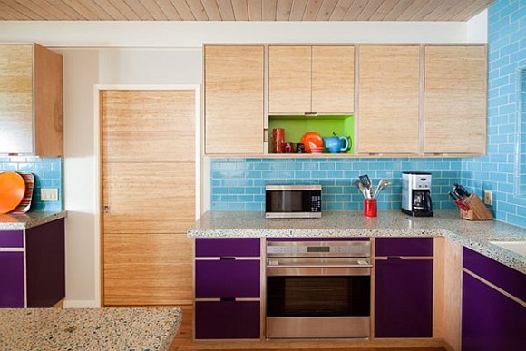 Cocina remodelar con coloridos azulejos azules para el contraste