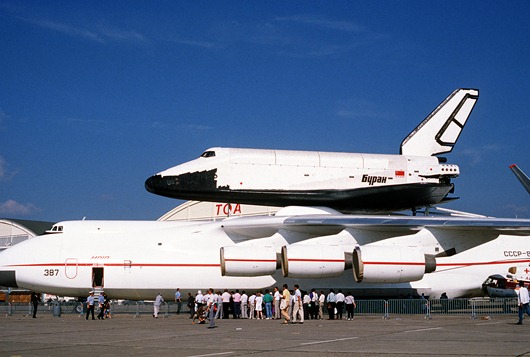 Buran_on_An-225_(Le_Bourget_1989)_1