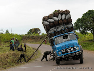 Sur la N1 en route vers Kinshasa, un transporteur de makala tombe en panne. 2010.