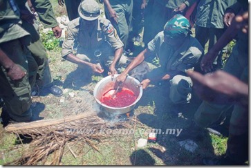 BEBERAPA bekas askar memanaskan darah kambing pada satu upacara vodoo di Mariani, Haiti kelmarin. (1)