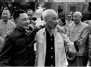 Thằng giặc già họ Đặng vừa ôm vai bá cổ Bác Hồ hôm trước, hôm sau đã vác ngay gậy dạy cho con cháu Người một bài học về sự ngu dốt. Tộ xư. Thằng giặc già họ Đặng vừa ôm vai bá cổ Bác Hồ hôm trước, hôm sau đã vác ngay gậy dạy cho con cháu Người một bài học về sự ngu dốt. Tộ xư.
