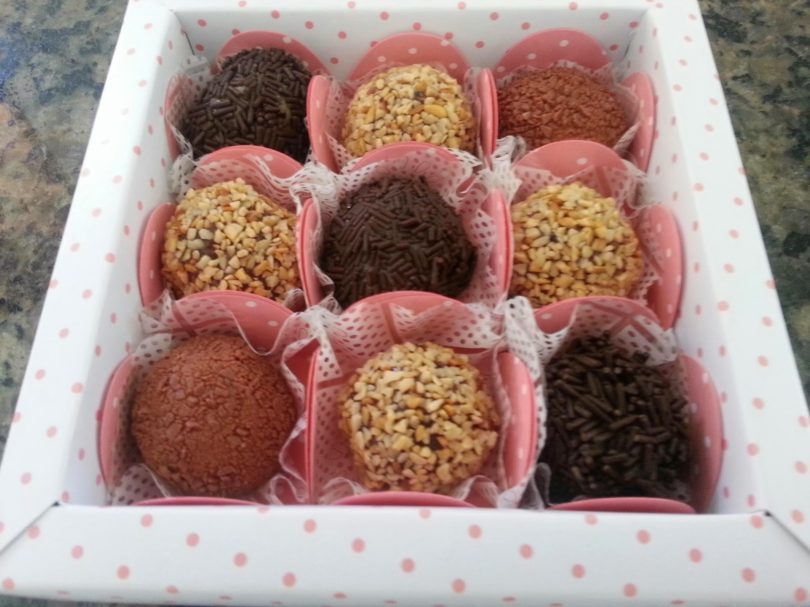 Doces Juliana Vieira: Caixa com brigadeiros sortidos