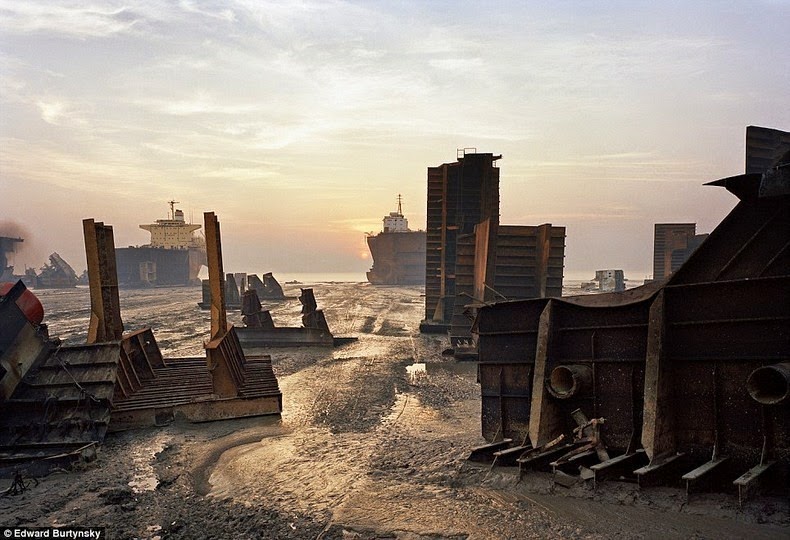 chittagong-ship-breaking-yard-5 chittagong-ship-breaking-yard-5