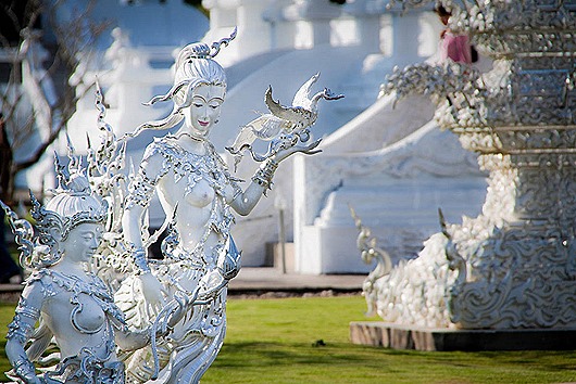 statui-vozle-Belogo-Hrama-v-Tailande