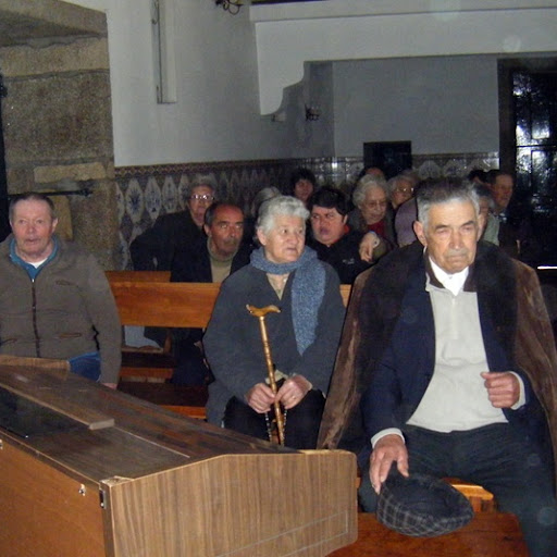 Idosos do Centro Social e Paroquial de São João de Areias visitaram
igreja de Santa Luzia no Botulho
