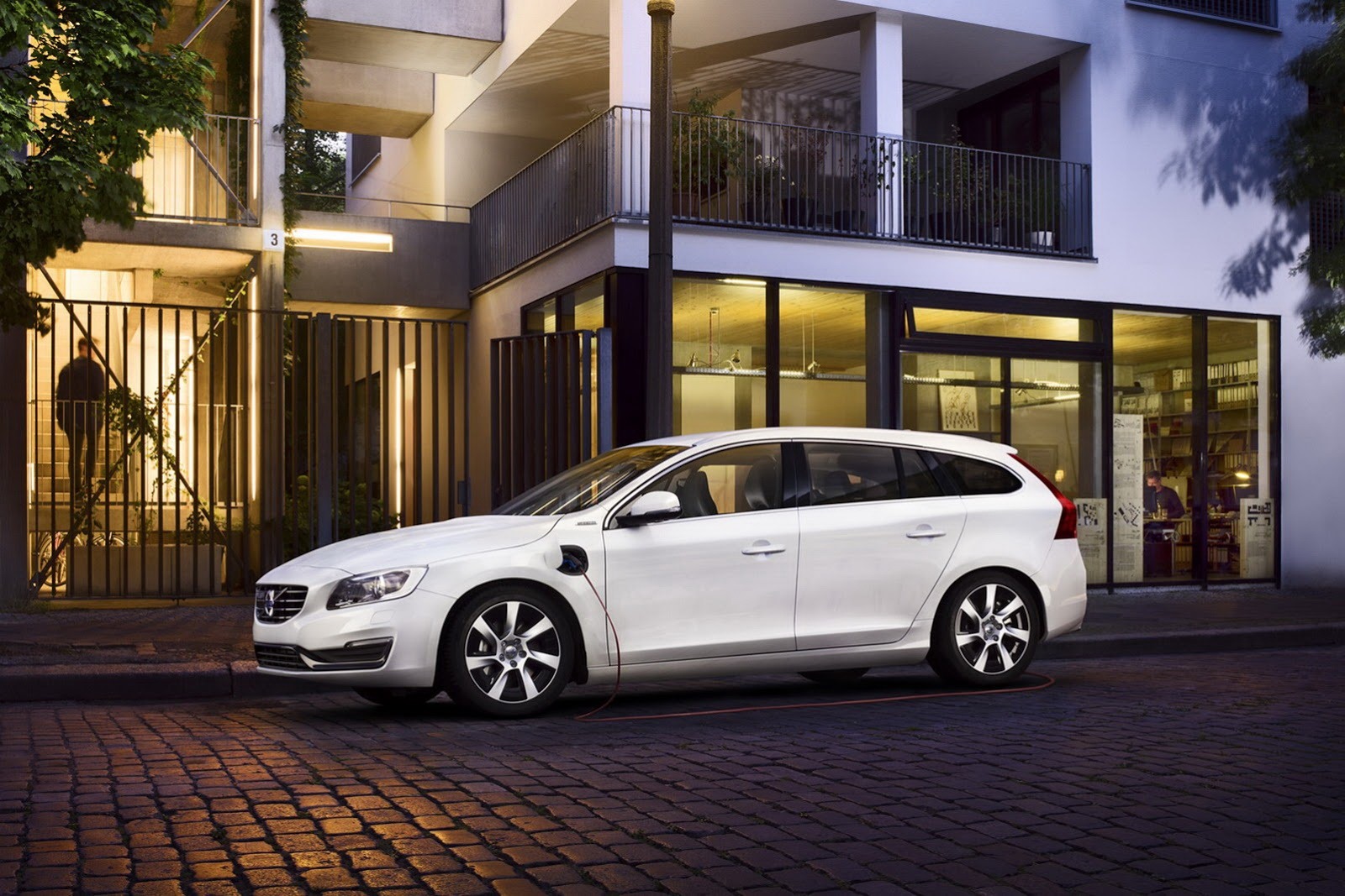 [Volvo-Cordless-Charging-7%255B2%255D.jpg]