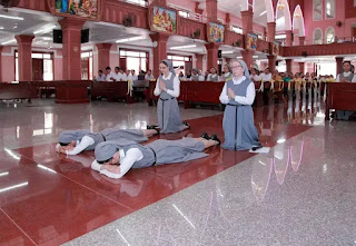 Nghi thức phủ phục trước khi tuyên khấn Nghi thức phủ phục trước khi tuyên khấn